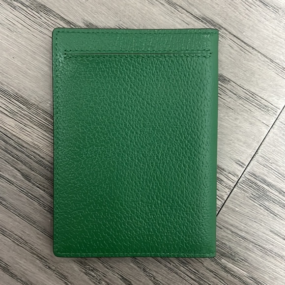SOLD. Kate spade passport holder. EXCELLENT CONDITION. Used once. GREEN COLOR - Picture 3 of 3